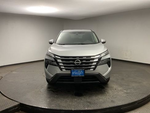 Used 2024 Nissan Rogue SV image 2