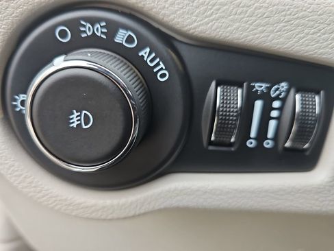 Used 2024 Chrysler Pacifica Touring-L image 24