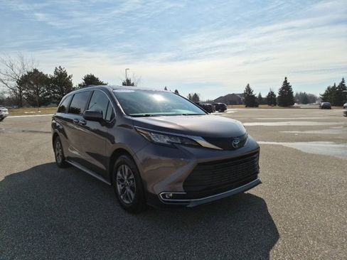 Used 2023 Toyota Sienna XLE image 3