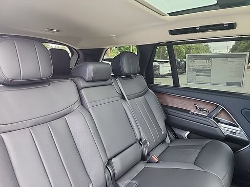 New 2026 Land Rover Range Rover Long Wheelbase SE AWD/4WD image 19