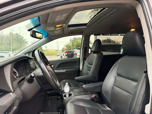 Used 2015 Toyota Sienna SE FWD image 5