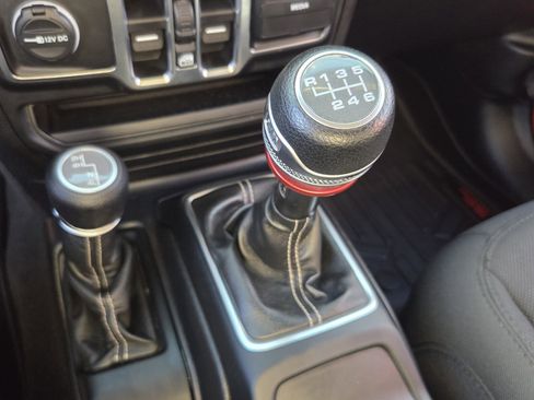 Used 2020 Jeep Gladiator Overland image 17