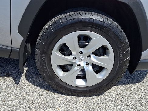 Used 2022 Toyota RAV4 LE AWD/4WD image 11