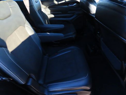 Used 2023 Jeep Grand Cherokee L Laredo image 14