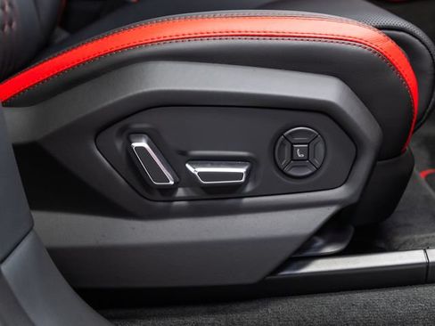Used 2025 Lamborghini Urus SE AWD/4WD image 40