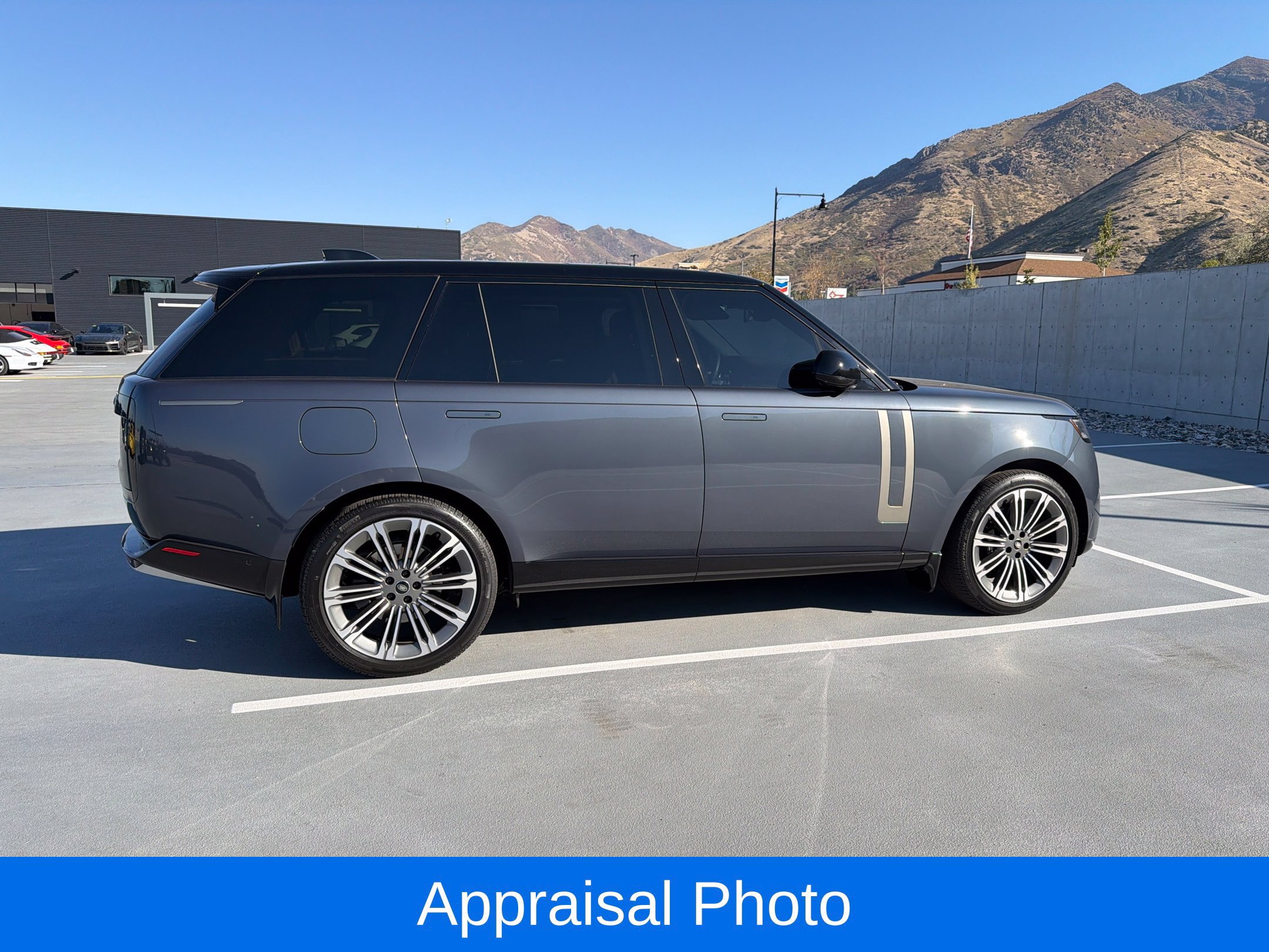 Used 2025 Land Rover Range Rover Long Wheelbase SE AWD/4WD image 1