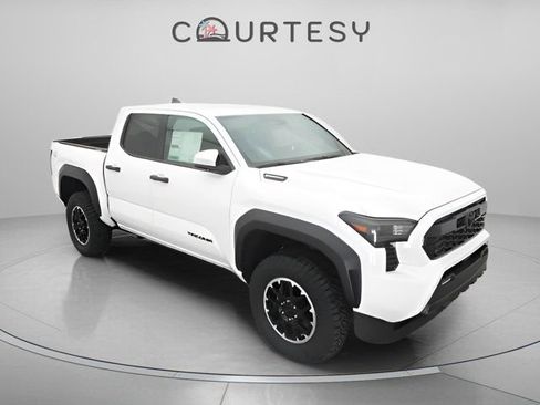 Certified 2025 Toyota Tacoma TRD Off-Road AWD/4WD image 32