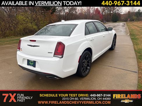 Used 2022 Chrysler 300 Touring w/ Sport Appearance Package image 5