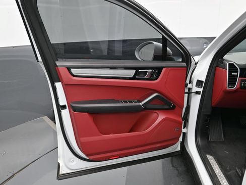 Certified 2023 Porsche Cayenne Platinum Edition AWD/4WD image 8