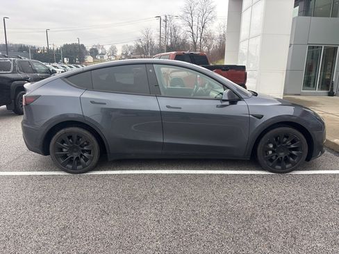 Used 2022 Tesla Model Y Long Range image 4