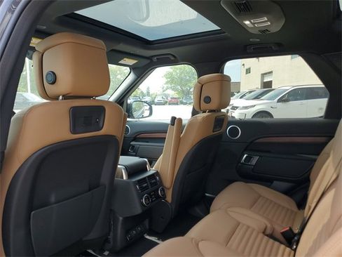 Used 2024 Land Rover Discovery Dynamic SE image 12