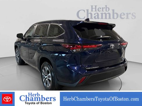 Used 2024 Toyota Highlander XLE AWD/4WD image 3