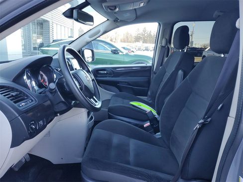 Used 2020 Dodge Grand Caravan SE image 6
