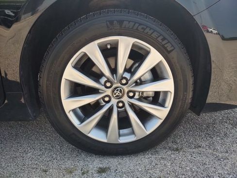 Used 2017 Toyota Camry XLE w/ Moonroof Package FWD image 25