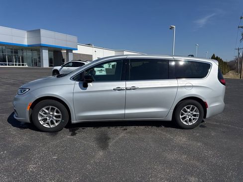 Used 2024 Chrysler Pacifica Touring-L FWD image 6