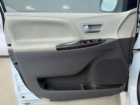 Used 2017 Toyota Sienna XLE w/ XLE Navigation Package FWD image 12