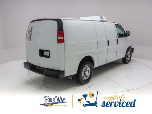 Used 2018 Chevrolet Express 3500 w/ Cold Climate Package RWD image 4
