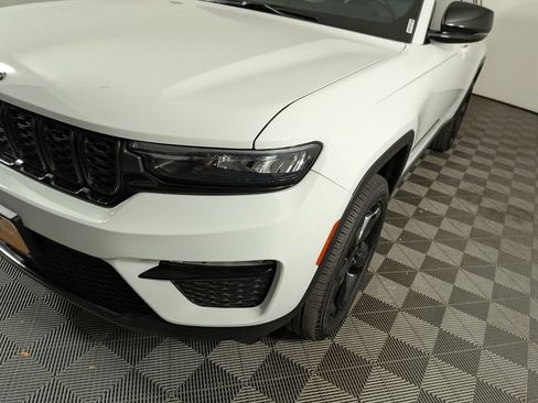 Certified 2025 Jeep Grand Cherokee Limited w/ Black Appearance Package AWD/4WD image 10