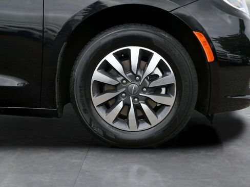 Used 2023 Chrysler Pacifica Touring-L FWD image 9