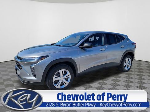 Used 2024 Chevrolet Trax LS w/ Driver Confidence Package FWD image 1