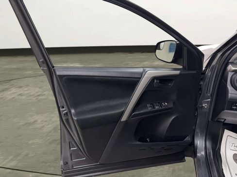 Used 2018 Toyota RAV4 LE AWD/4WD image 9
