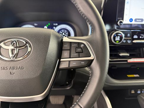 Used 2025 Toyota Highlander XSE AWD/4WD image 16