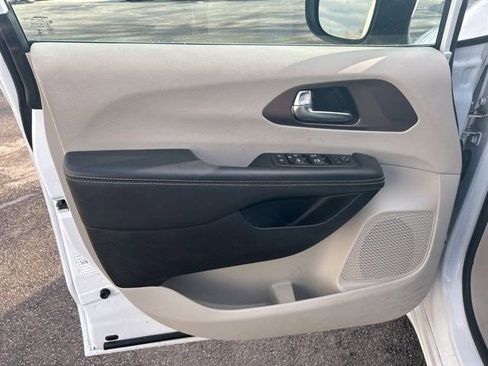 Used 2023 Chrysler Voyager LX FWD image 11