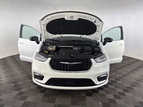 Used 2024 Chrysler Pacifica Touring-L image 14