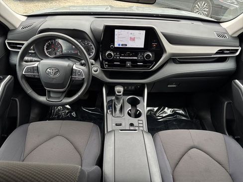 Used 2025 Toyota Highlander LE FWD image 36