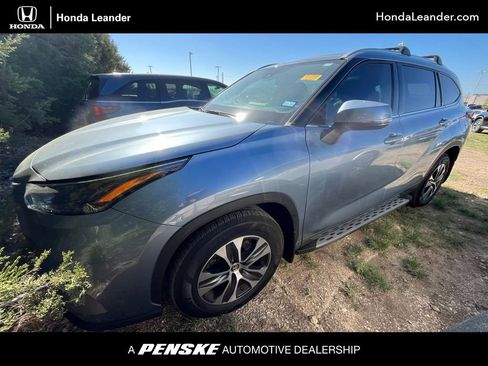Used 2022 Toyota Highlander XLE image 1
