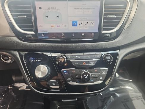 Used 2025 Chrysler Pacifica Select FWD image 19
