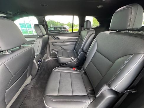 Used 2025 Buick Enclave Preferred FWD image 19