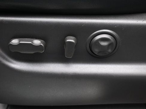 Used 2013 Chevrolet Avalanche LTZ image 31