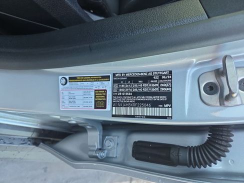 Used 2024 Mercedes-Benz GLC 300 4MATIC image 9