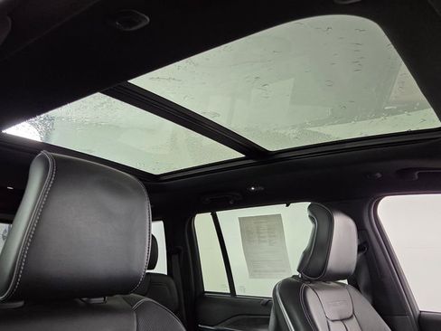 Used 2022 Jeep Grand Cherokee Overland w/ Luxury Tech Group IV image 39