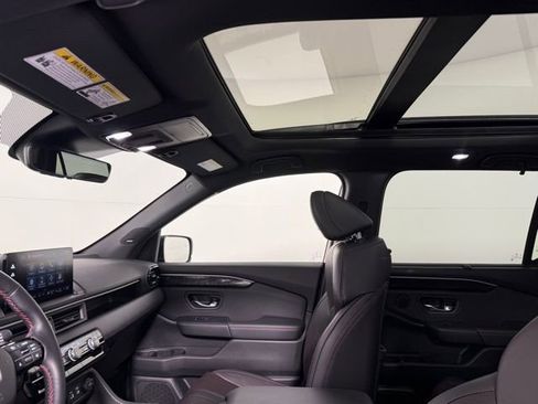 Used 2025 Honda Pilot Black Edition image 37