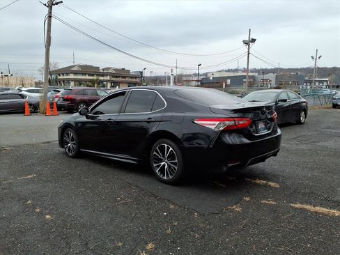 Used 2018 Toyota Camry SE image 4