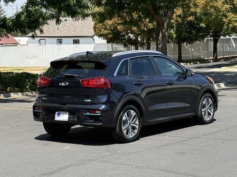 Used 2022 Kia Niro EX w/ Cold Weather Package FWD image 4