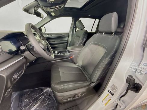 New 2025 Jeep Grand Cherokee Laredo image 19