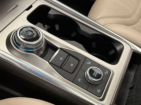 Used 2020 Ford Explorer Platinum w/ Premium Technology Package image 32