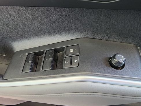 Used 2023 Toyota Highlander XLE AWD/4WD image 17