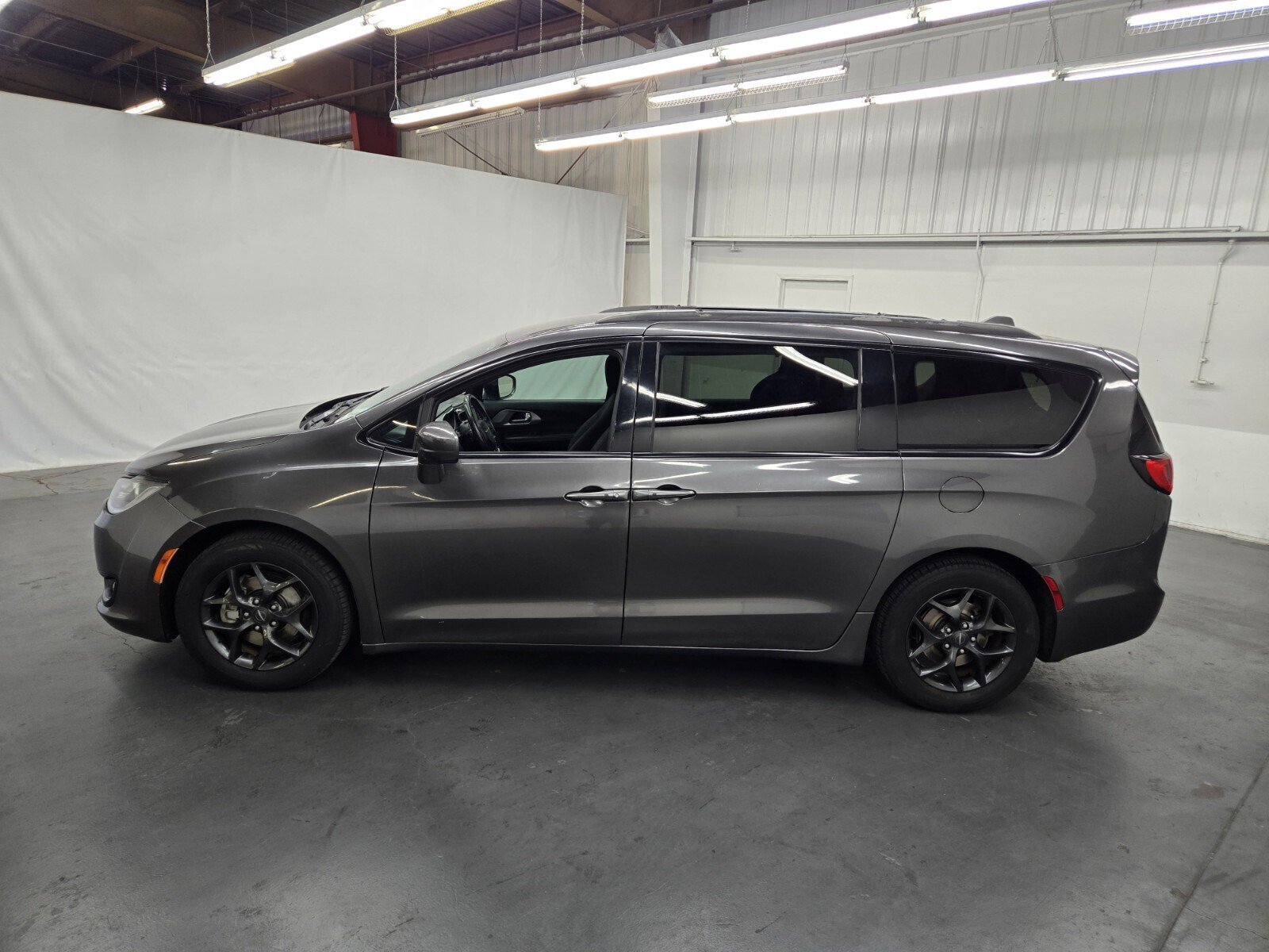 Used 2019 Chrysler Pacifica Touring Plus w/ S Appearance Package FWD image 2