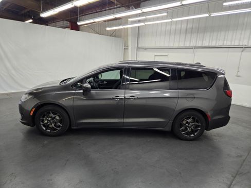 Used 2019 Chrysler Pacifica Touring Plus w/ S Appearance Package FWD image 2