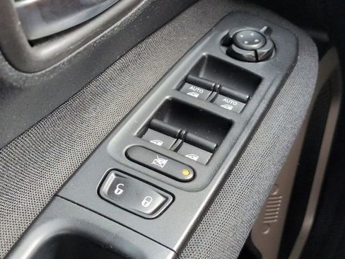 Used 2016 Jeep Renegade Latitude w/ Popular Equipment Group FWD image 20