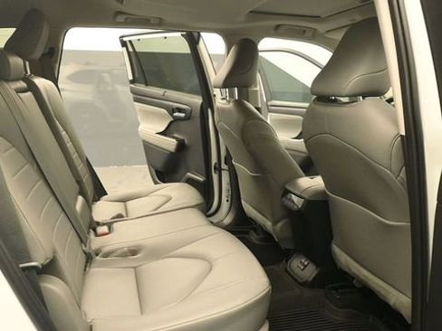 Used 2023 Toyota Highlander XLE AWD/4WD image 17