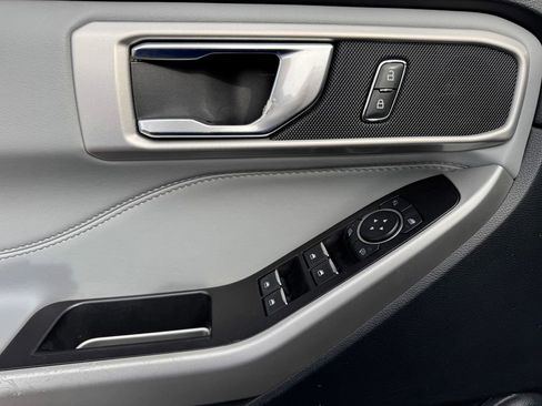 Used 2022 Ford Explorer XLT w/ Equipment Group 202A image 17