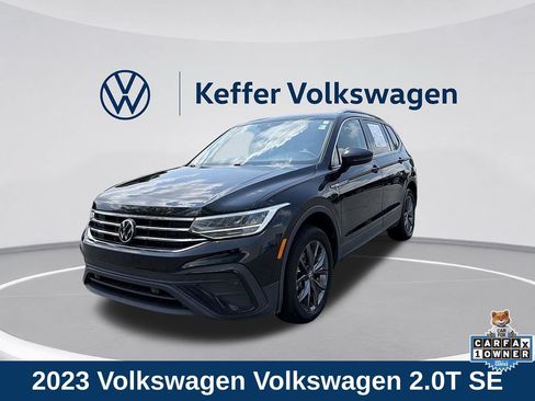 Used 2023 Volkswagen Tiguan SE w/ Panoramic Sunroof Package FWD image 1