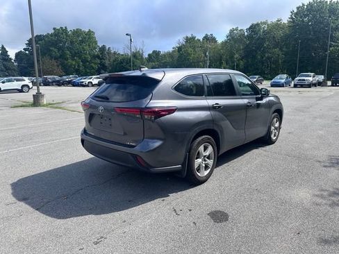 Used 2023 Toyota Highlander LE AWD/4WD image 3