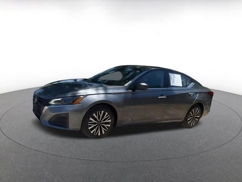 Used 2025 Nissan Altima 2.5 SV FWD image 7
