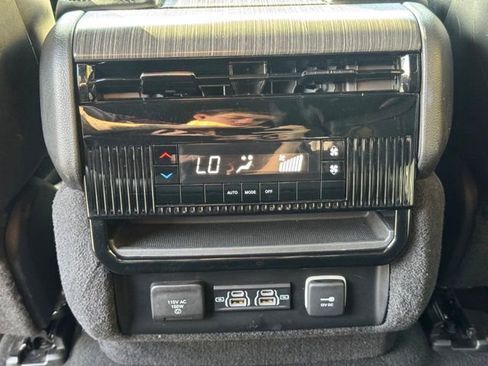 Used 2024 Jeep Wagoneer Series II w/ Flexible Seating Group image 15